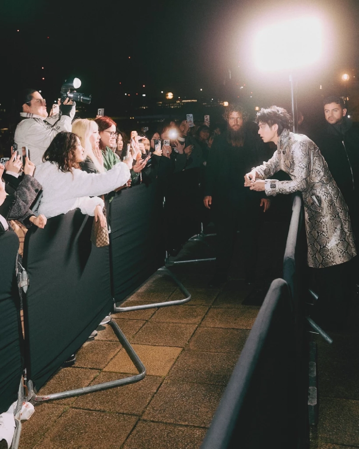 'ไบร์ท วชิรวิชญ์' นั่งฟรอนต์โรว์ Burberry หล่อสะกดทุกสายตา