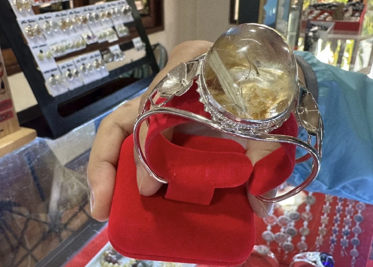 รู้จัก! เข็มกลัดโป่งข่ามคู่ ประดับฉลองพระองค์ “พระบรมราชินี” เสด็จฯ เยือนอิตาลี