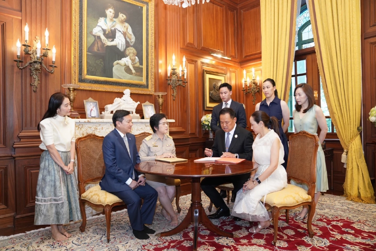 วาเลนไทน์หวานมาก! "อนุทิน" จดทะเบียนสมรส "จ๋า ธนนนท์" มีลูกๆเป็นพยานรัก