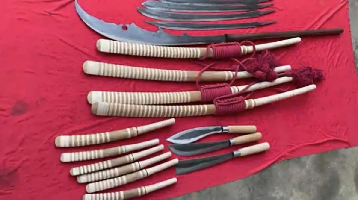 น่าห่วง! คนรุ่นใหม่ เมินสืบทอดอาชีพตีมีดดาบ ทั้งหมู่บ้านเหลือเพียง 3 คน