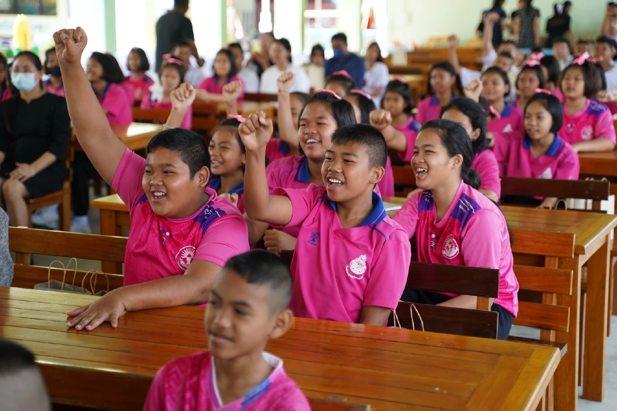 "ข้าวตราไก่แจ้" รวมพลัง 3 หนุ่ม กู้! วิกฤตทะเลไทย ปันน้ำใจมอบข้าวเติมอิ่มให้น้อง