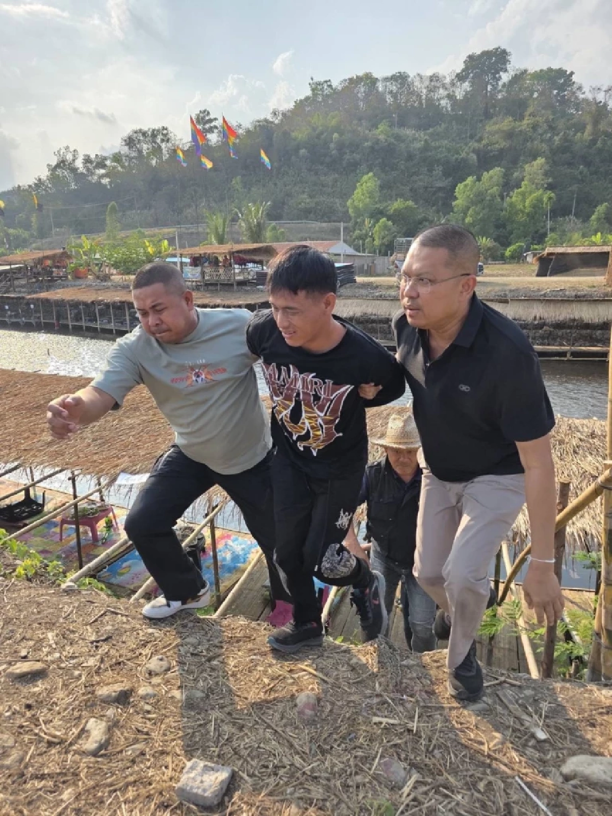 ปิดจ๊อบ “โจรหมวกฟาง” ยกทีมบุกเชียงรายรวบทันควันก่อนหลบหนี