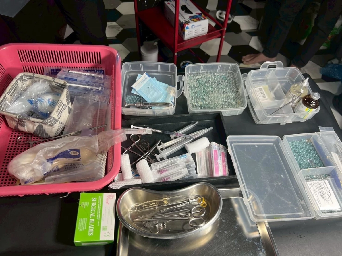 บุกจับ "ช่างบิว โมดิฟาย" เปิดบริการฝังมุก เพิ่มขนาด อ้างได้วิชาในเรือนจำ