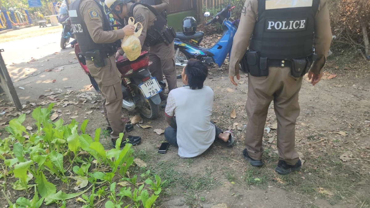 2 สาวเปิดศึกตบแย่งหนุ่มลาว ตรวจค้นจยย. พบปืนไทยประดิษฐ์ซุกใต้เบาะ