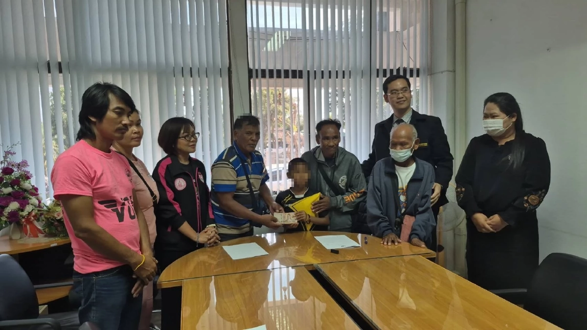 จบดราม่า! เงินเยียวยาเหยื่อเครนถล่ม 1.5 ล้าน ตา-ปู่ ตกลงกันได้ แบ่งคนละครึ่งเพื่อหลาน 10 ขวบ