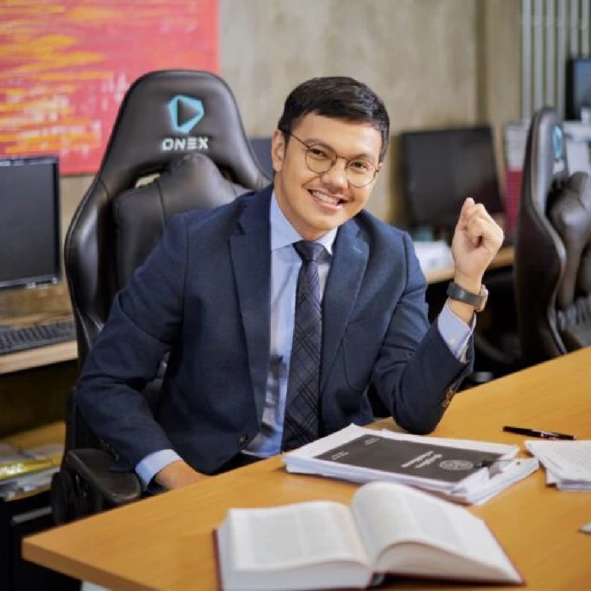 เปิดวาร์ป "ทนายบุรินทร์ โบบทอง" สำนักเดียวกับ "ทนายแก้ว" ถูกจับตาหนักมาก