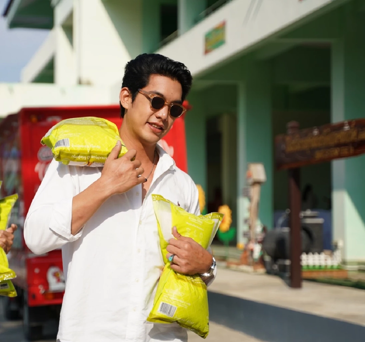 "ข้าวตราไก่แจ้" รวมพลัง 3 หนุ่ม กู้! วิกฤตทะเลไทย ปันน้ำใจมอบข้าวเติมอิ่มให้น้อง