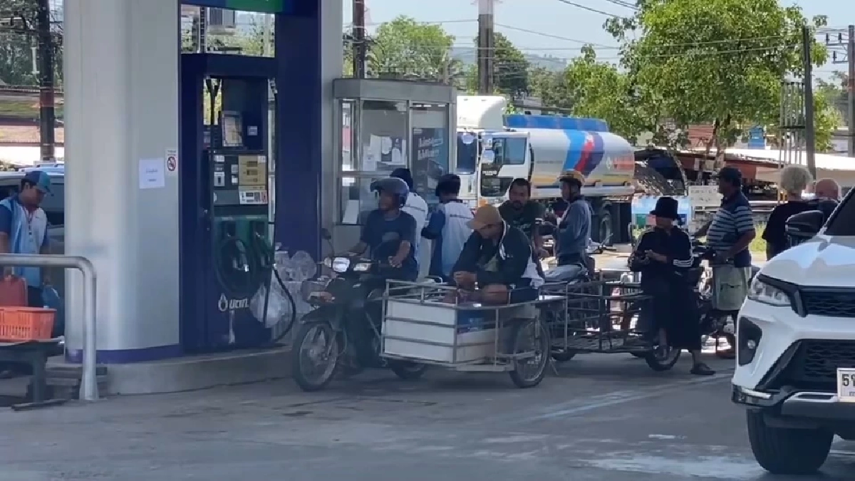 ชาวตะกั่วป่า แห่เข้าคิวเติมน้ำมัน คิวยาวเหยียด กว่า 500 เมตร