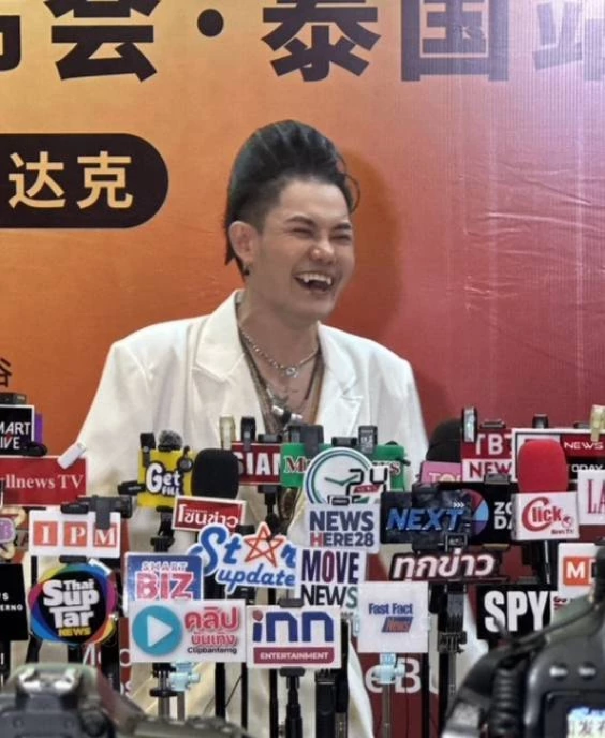 เที่ยวหมอนวด? 'นักร้องดัง' ก. เคลียร์ชัดภาพหลุดหนุ่มผ้าขนหนู