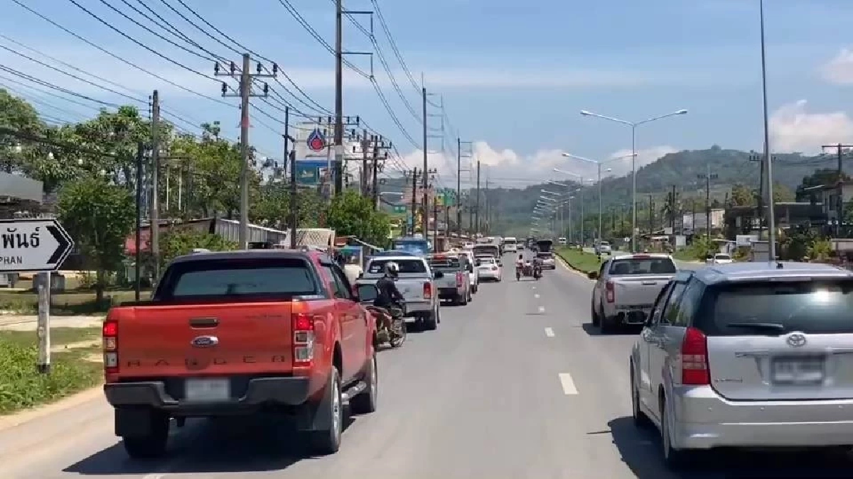 ชาวตะกั่วป่า แห่เข้าคิวเติมน้ำมัน คิวยาวเหยียด กว่า 500 เมตร