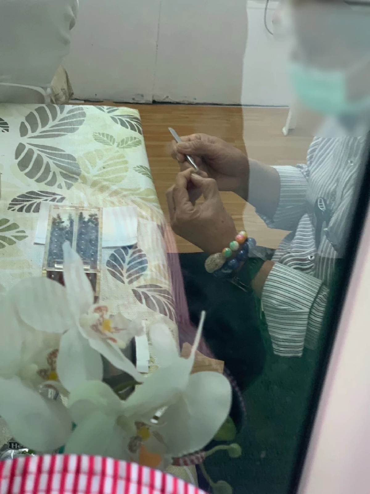 บุกจับคลินิกพิสดาร ใช้เหล็กในผึ้งสะกิดเปลือกตา รักษาตาสารพัดโรค