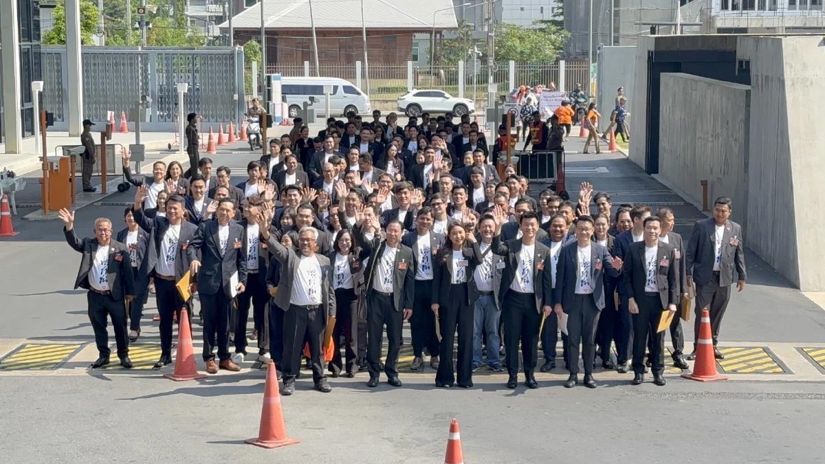 "หัวหน้าเท้ง" นำทีม สส.พรรคประชาชน รายงานตัว พร้อมทำหน้าที่ทันที