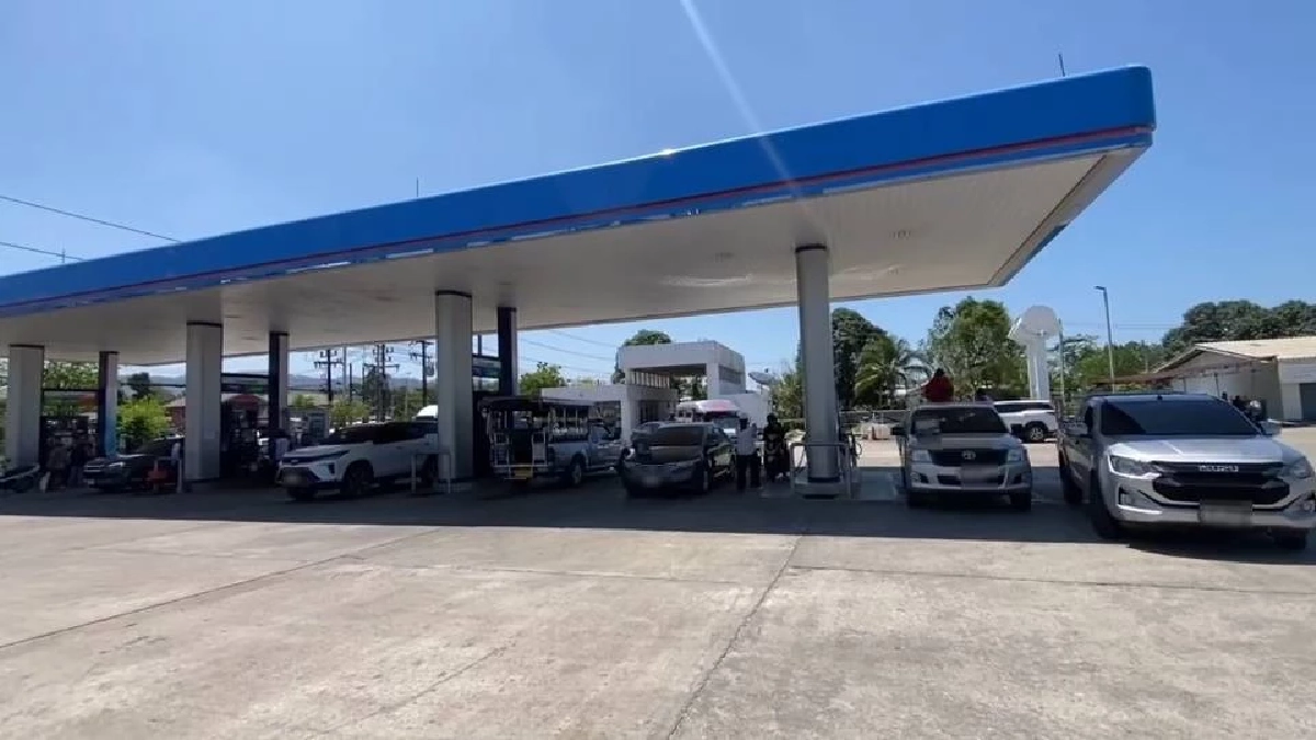 ชาวตะกั่วป่า แห่เข้าคิวเติมน้ำมัน คิวยาวเหยียด กว่า 500 เมตร