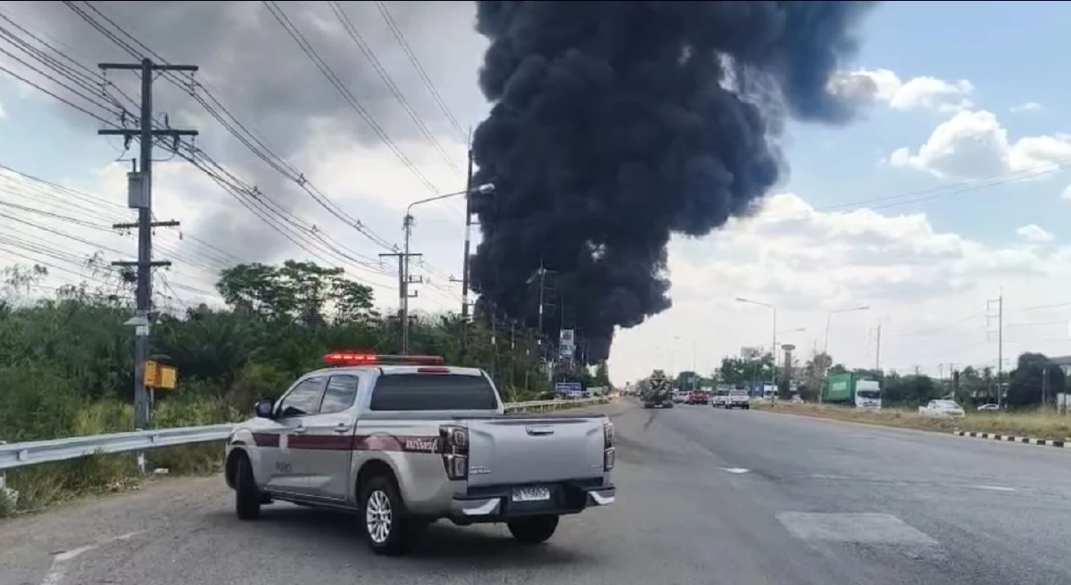 ด่วน! ไฟไหม้โกดังเก็บโฟม ใกล้เคียงปั๊มน้ำมัน แสงเพลิงระดับ 5