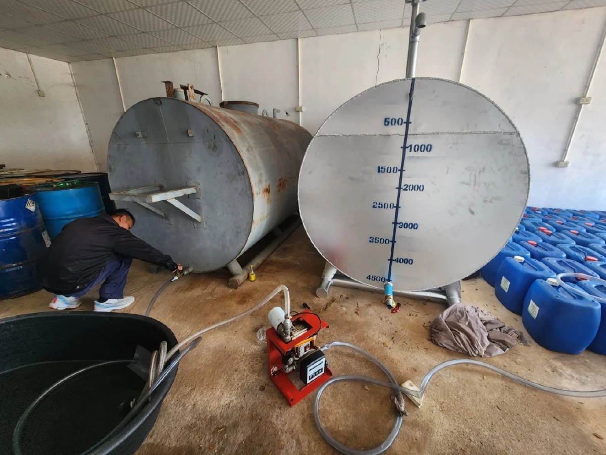 ตรวจยึดรถบรรทุกน้ำมัน 20,000 ลิตร เลี้ยวเข้าโกดังลับ ริมแม่น้ำเมย