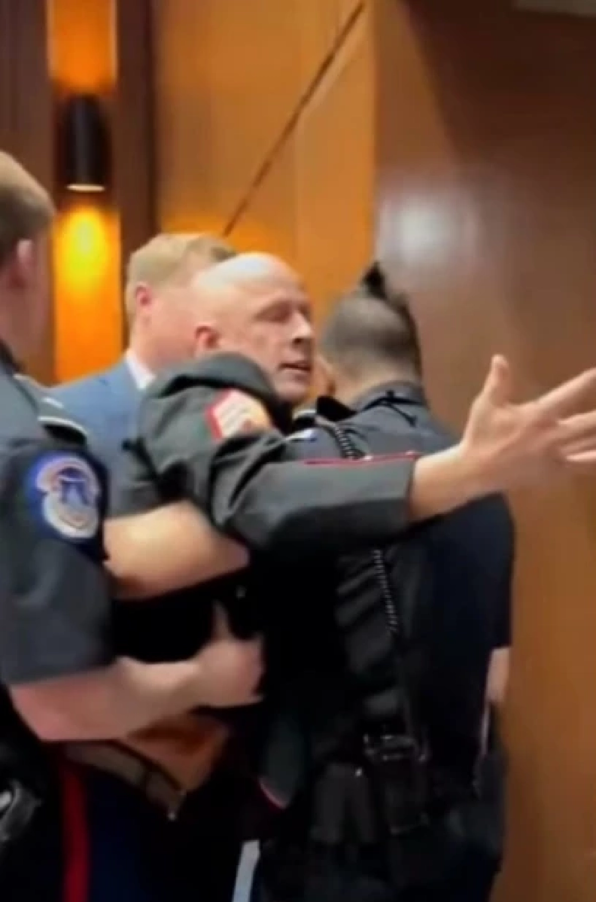 อดีตนาวิกฯ บุกสภาสหรัฐฯ ตะโกนลั่น "ไม่รบเพื่ออิสราเอล" ก่อนถูกลากออกจากวง