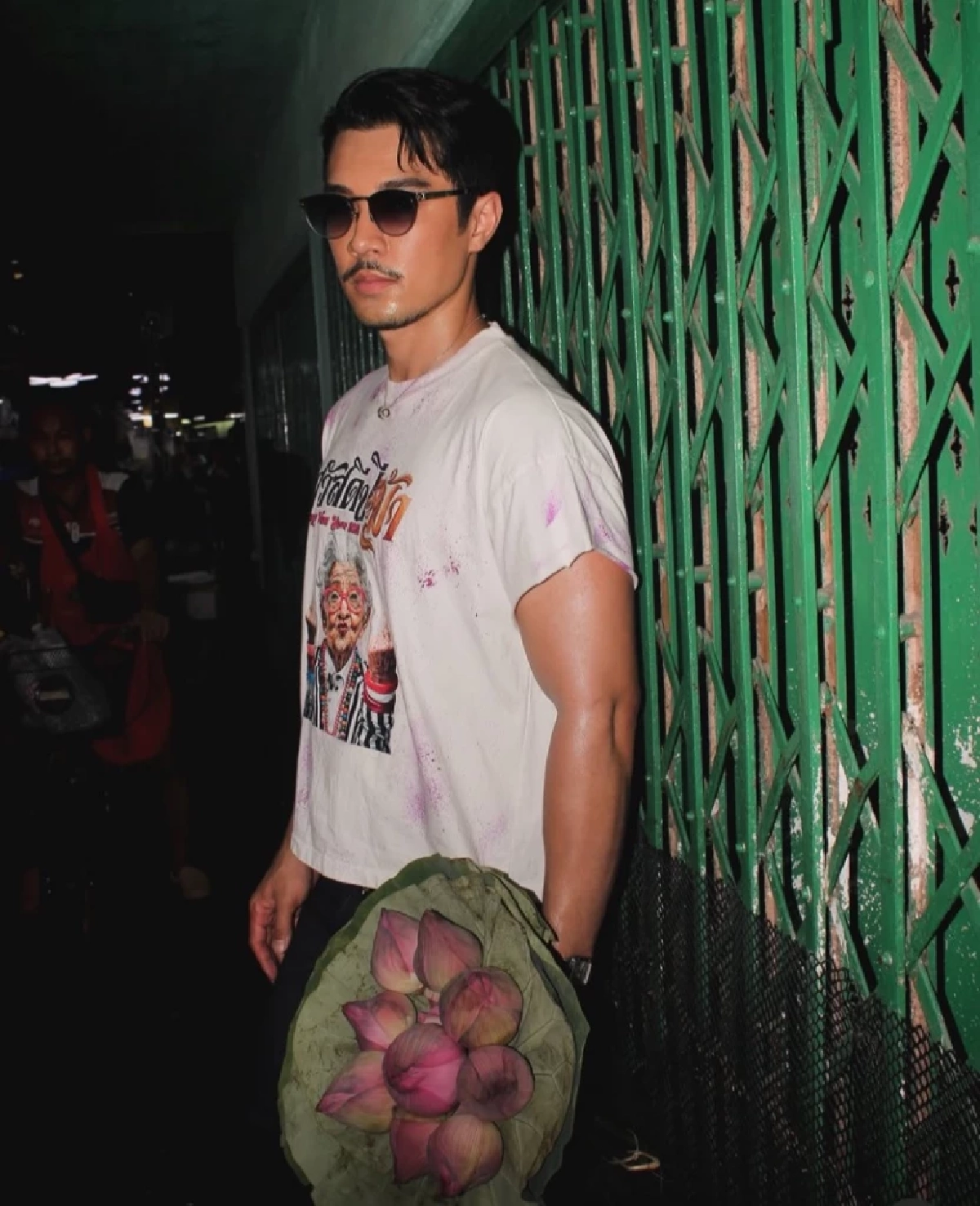 Gen Z ปลุกชีพ "ดอกบัว" สลัดภาพจำหิ้งพระ สู่พร็อพแฟชั่นสุดชิค