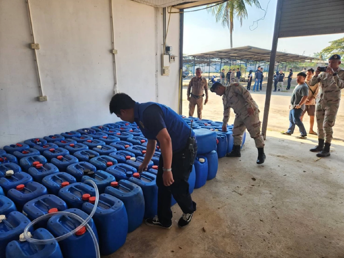 ตรวจยึดรถบรรทุกน้ำมัน 20,000 ลิตร เลี้ยวเข้าโกดังลับ ริมแม่น้ำเมย