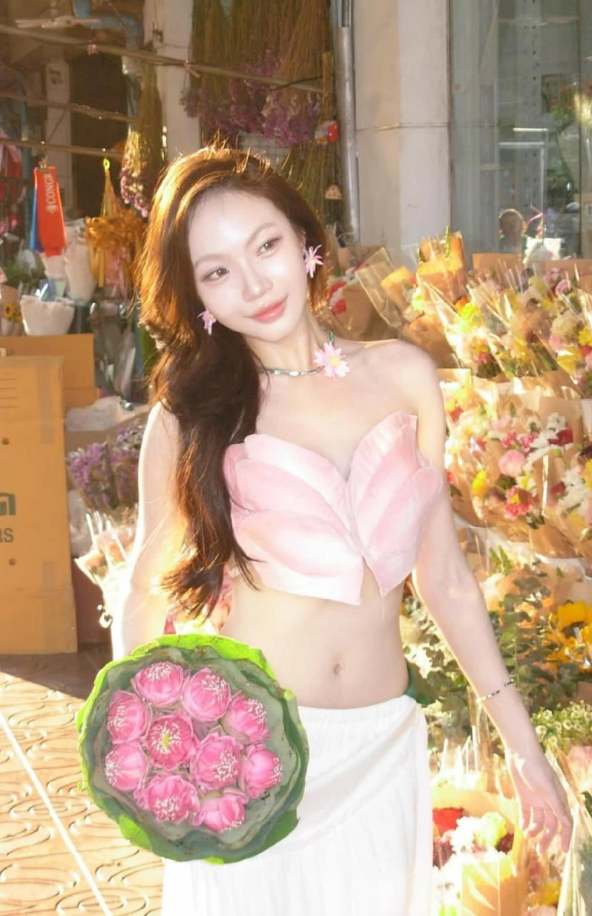 Gen Z ปลุกชีพ "ดอกบัว" สลัดภาพจำหิ้งพระ สู่พร็อพแฟชั่นสุดชิค