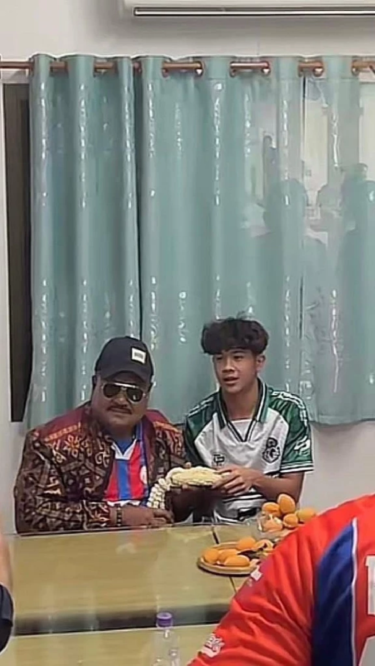 สรุปดราม่า "เต วรากร" ล่าสุด นำพวงมาลัยกราบ "อาจารย์สกล" สุดอบอุ่น