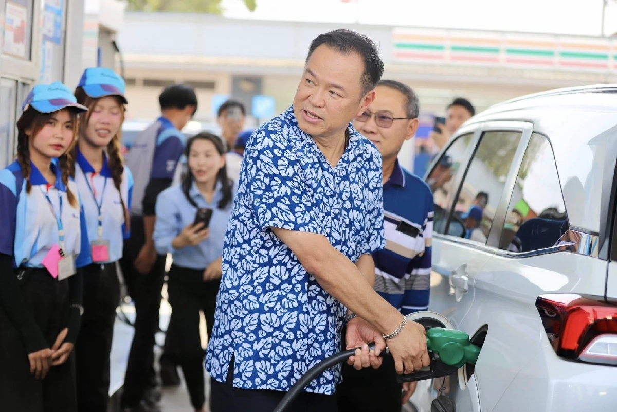 เลขเด็ดงวดนี้ ส่องทะเบียนรถ "อนุทิน" ขับไปสุ่มตรวจปั๊มน้ำมัน จ.นครพนม