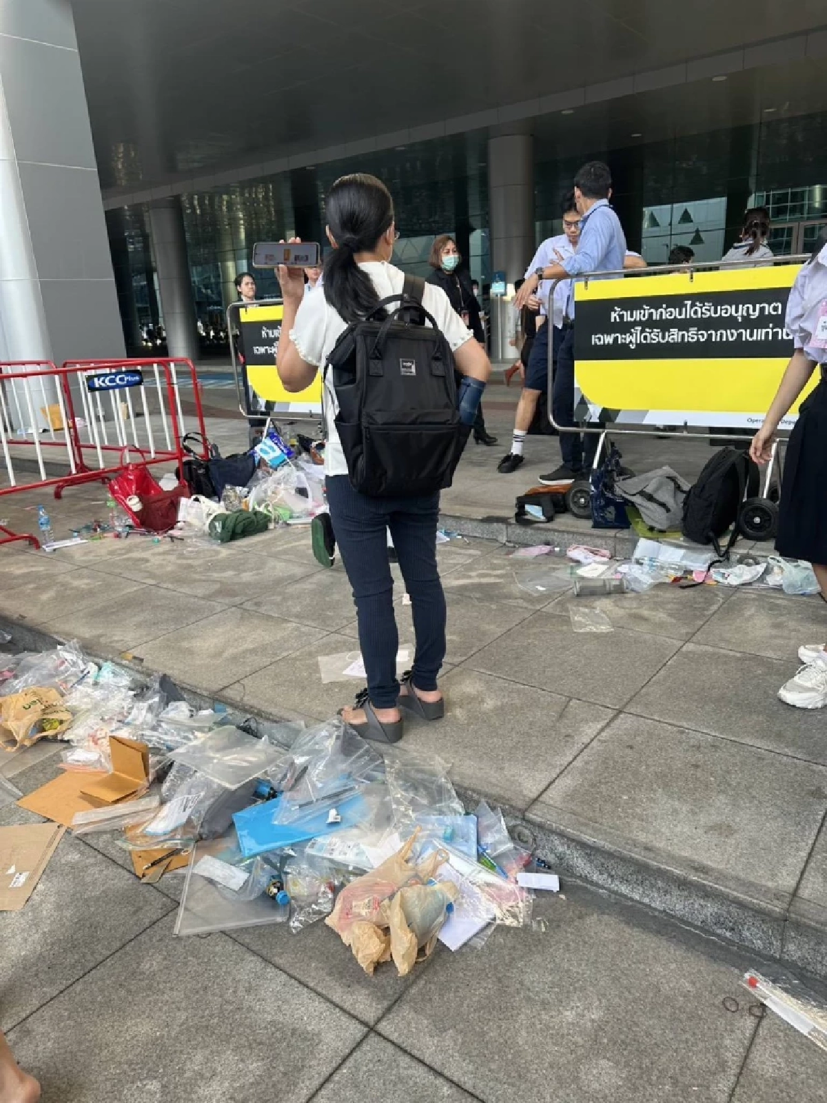 สนามสอบโรงเรียนดัง ห้ามนำเงินเข้าห้องสอบ นร.ทิ้งเกลื่อนพื้น