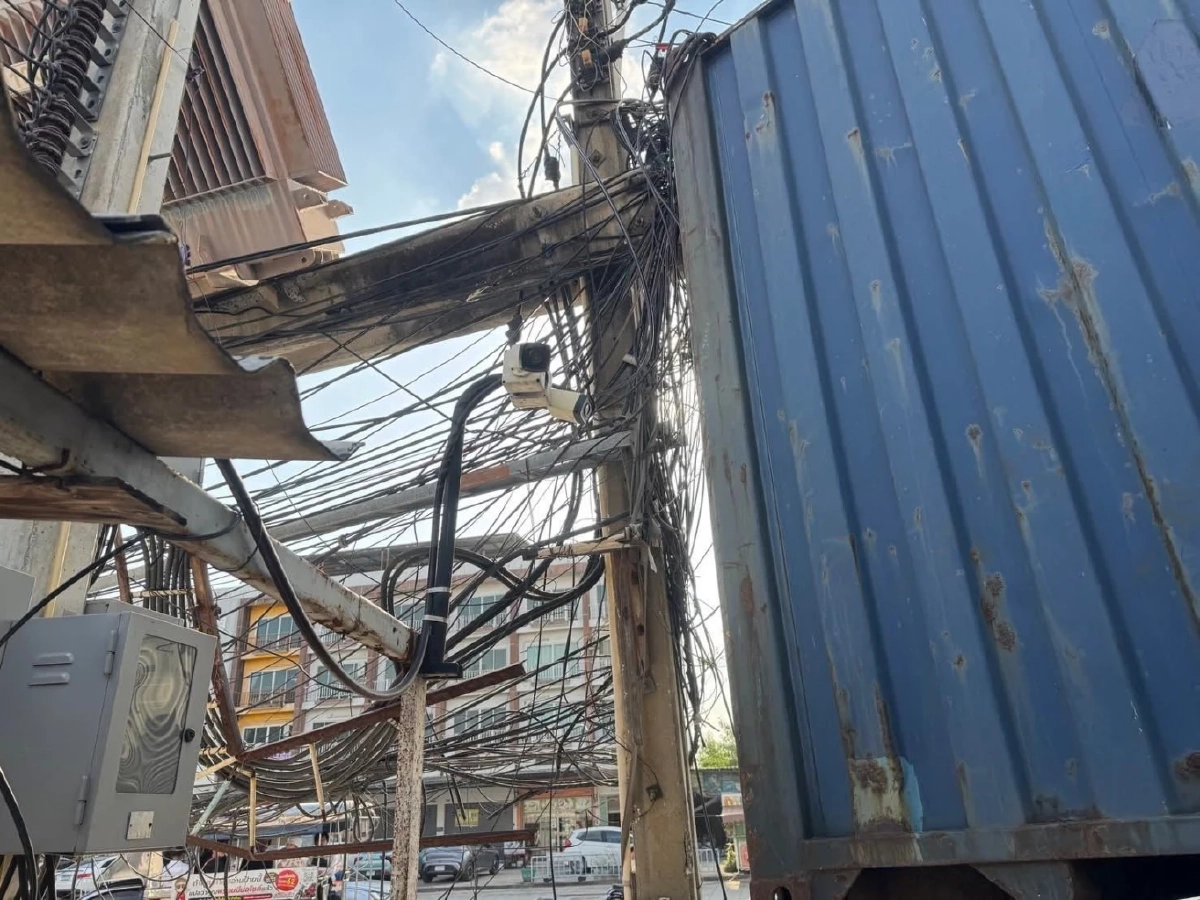 ระทึกท่าข้าม รถ 18 ล้อเกี่ยวสายไฟร่วง เสาหักระเนระนาด 3 ต้น