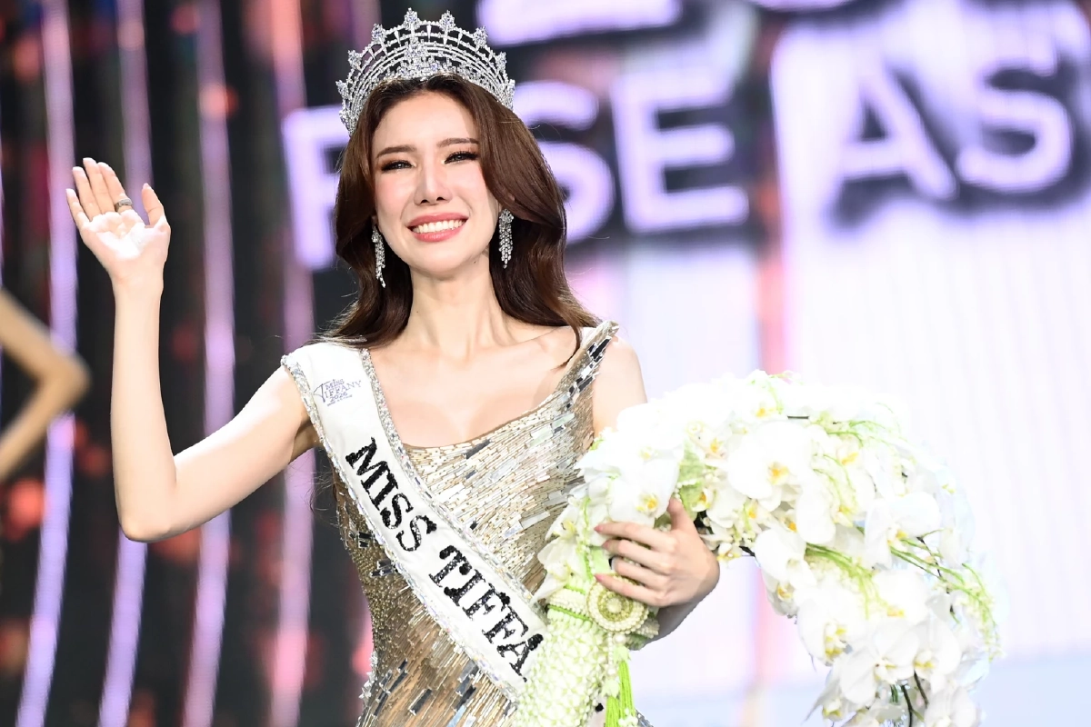 มงลง 'บุ๊ค ธีรชยา' ใช้กึ๋นสะกดกรรมการ คว้า Miss Tiffany 2026