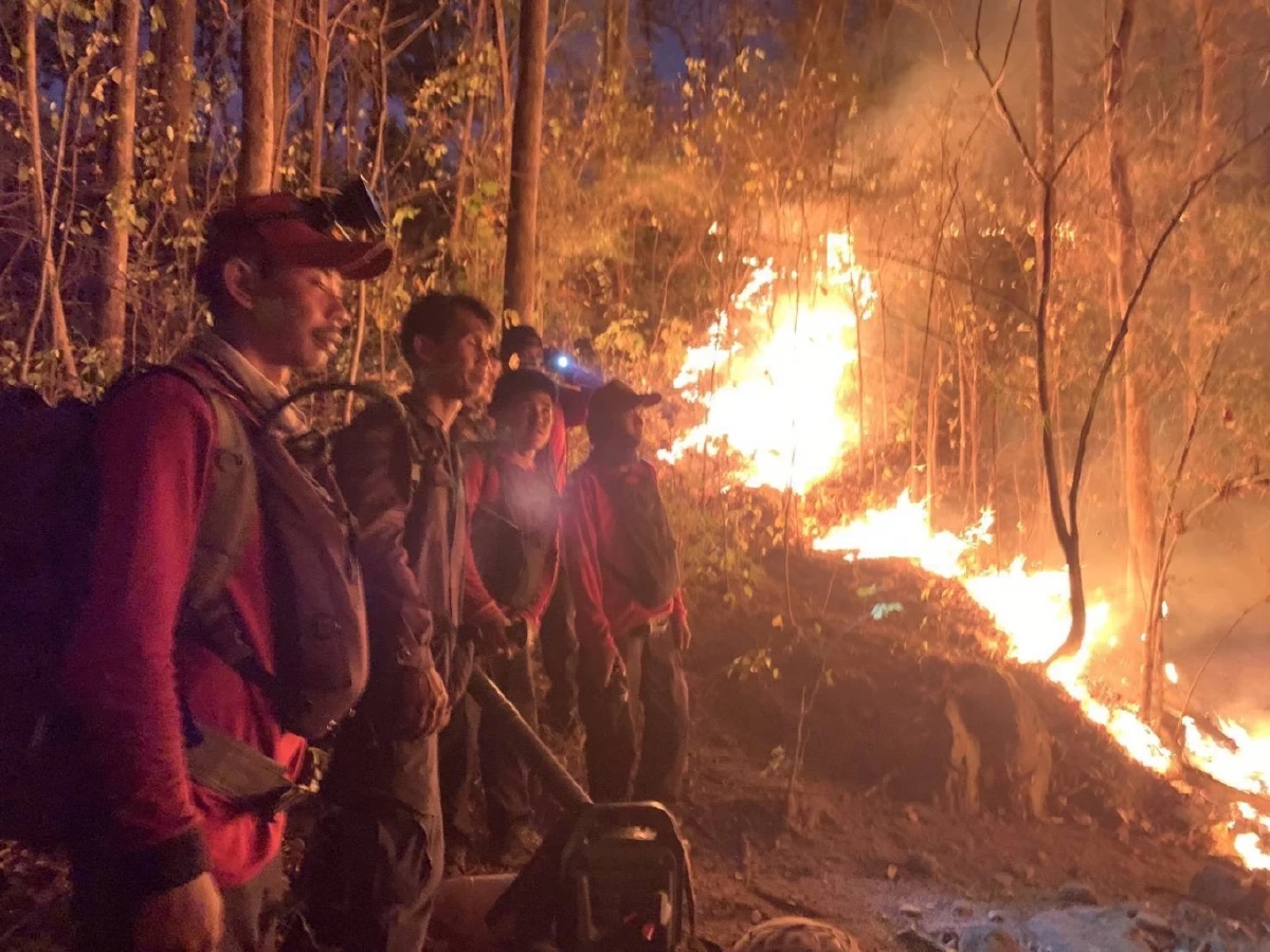 เปิดภาพ "ฮีโร่ดับไฟป่า" ร่างทรุดกลางภูเขาสูงเหนื่อยล้าแต่ใจยังสู้