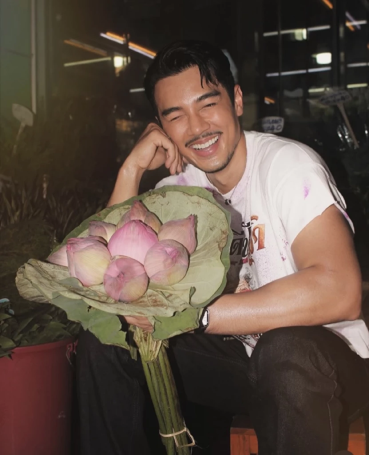 Gen Z ปลุกชีพ "ดอกบัว" สลัดภาพจำหิ้งพระ สู่พร็อพแฟชั่นสุดชิค