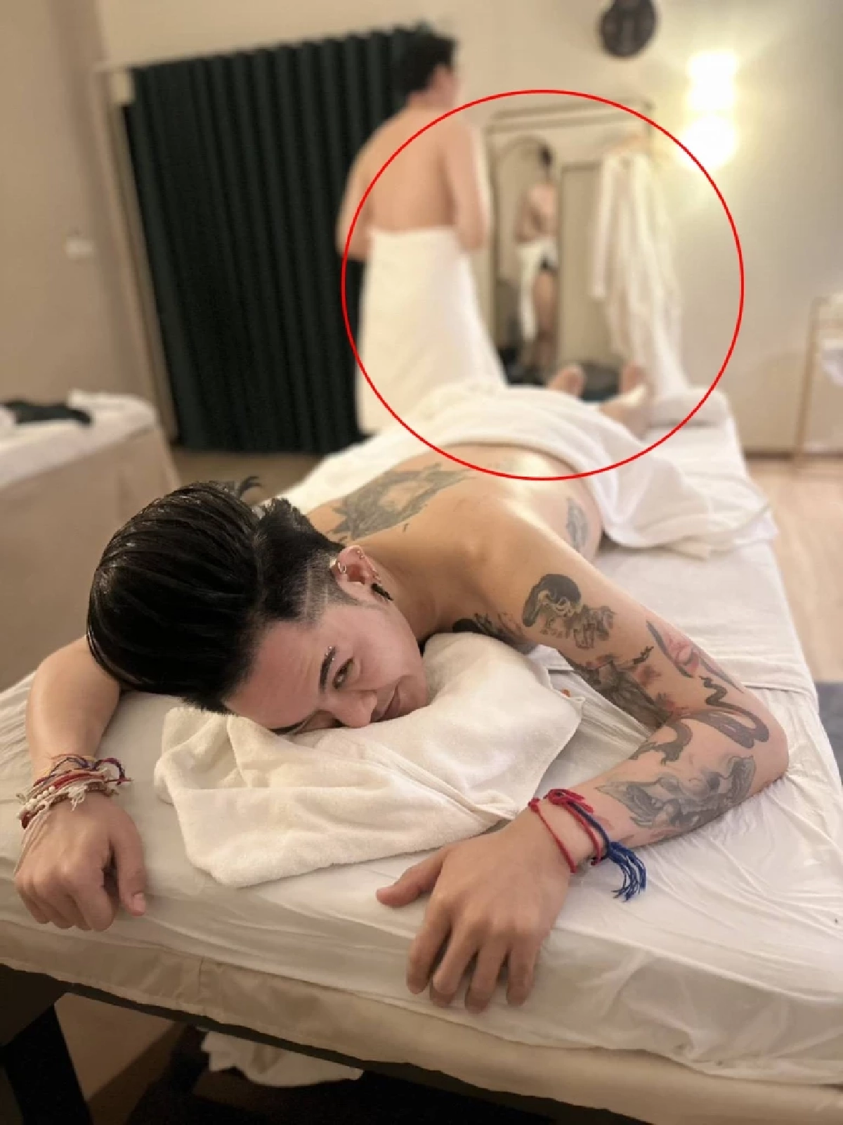 เที่ยวหมอนวด? 'นักร้องดัง' ก. เคลียร์ชัดภาพหลุดหนุ่มผ้าขนหนู