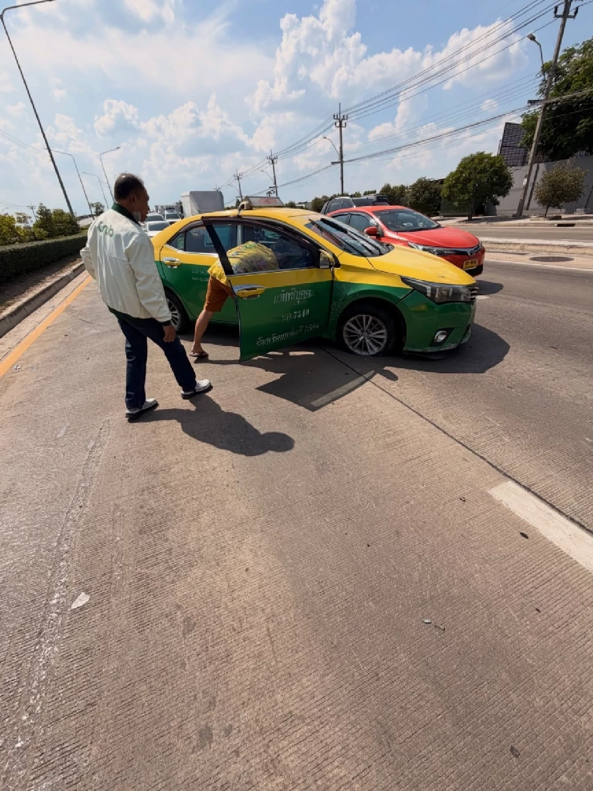 ระทึก! "ตู่ ภพธร" อุบัติเหตุ รถหักหลบเสียหลักไถลไปฟาด เสียงดัง 3 - 4 รอบ