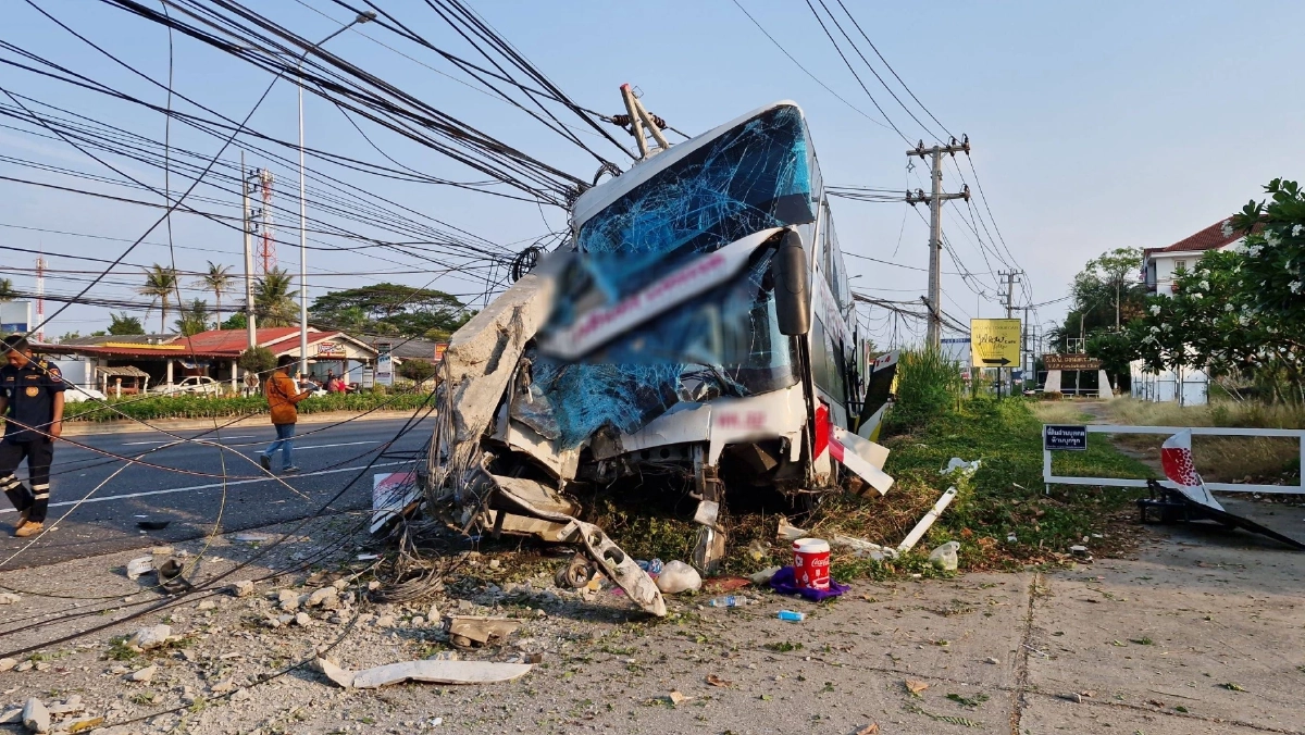 ระทึก! รถทัวร์นักท่องเที่ยว ไหว้พระ 9 วัด ชนเสาไฟฟ้า บาดเจ็บระนาว
