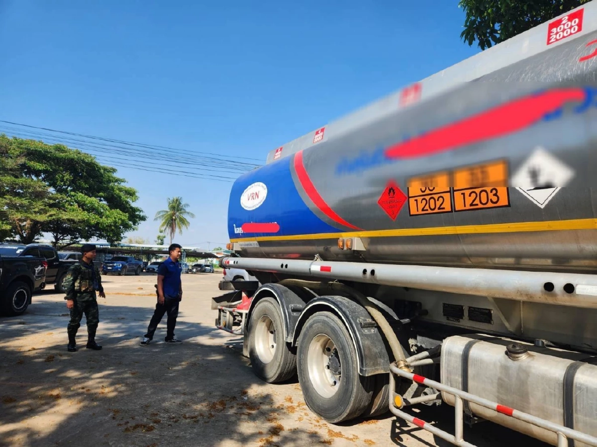 ตรวจยึดรถบรรทุกน้ำมัน 20,000 ลิตร เลี้ยวเข้าโกดังลับ ริมแม่น้ำเมย