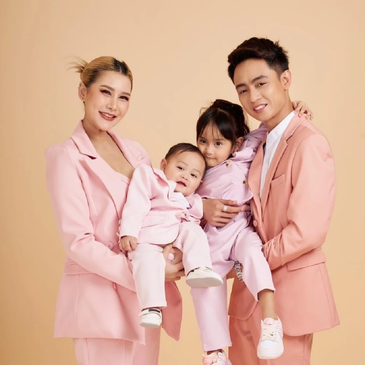 เปิดประวัติ "เบลล์ เอนกลาภ" พระเอกลิเกดัง เส้นทางชีวิต เส้นทางบันเทิง