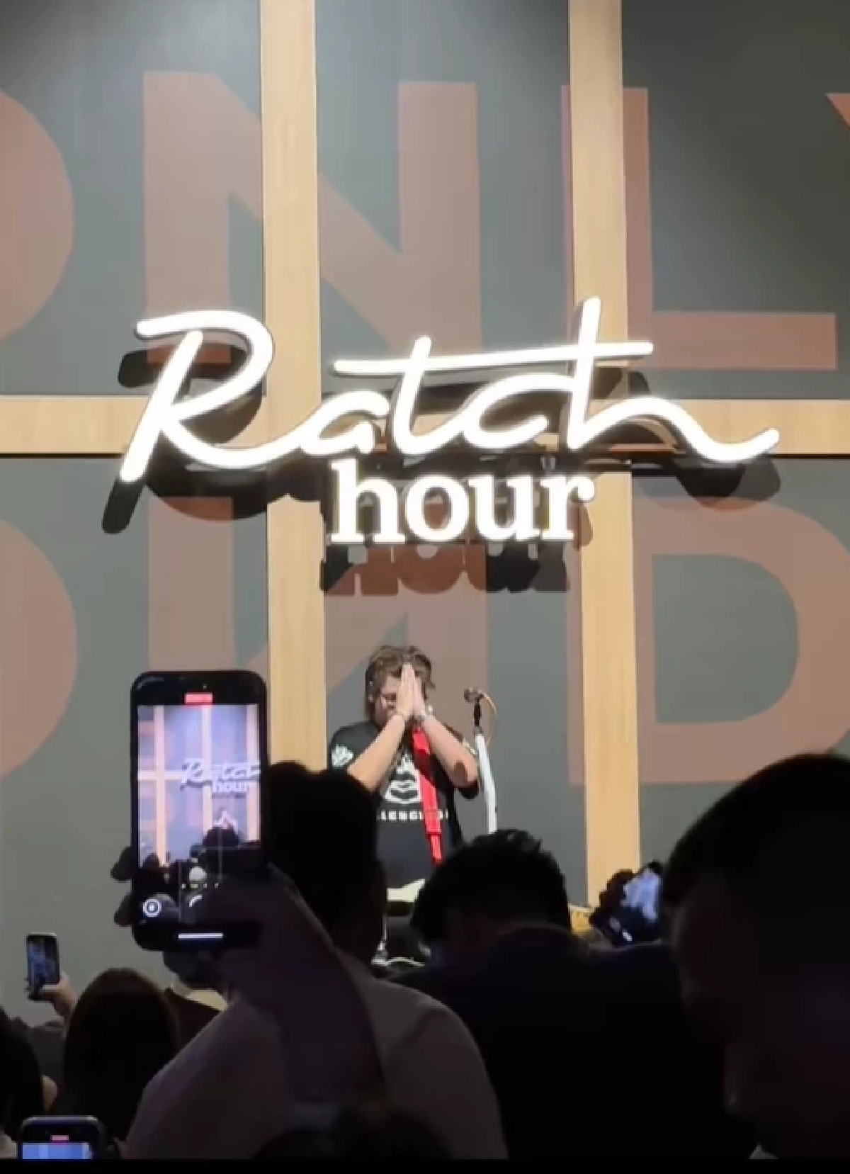 “ธีร์ Only Monday” ก้มกราบกลางเวที หลังเจอมรสุมคลิปหลุดพ่นพิษ ไร้สังกัด