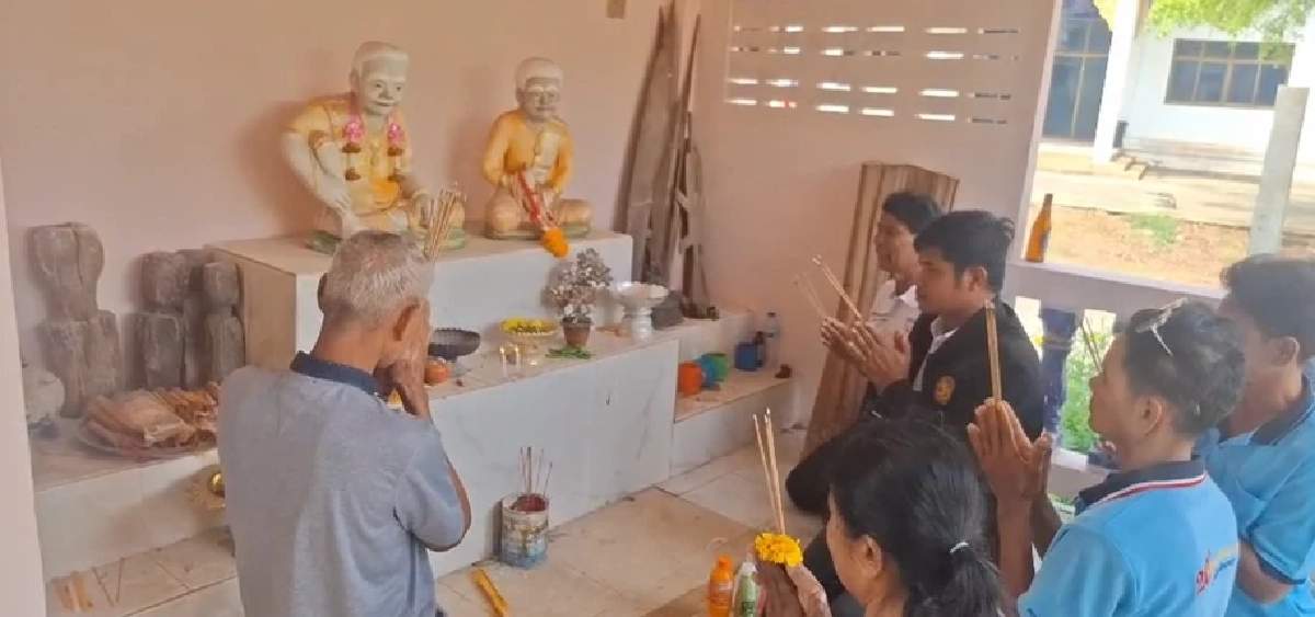 ครอบครัวจุดธูป ไหว้สิ่งศักดิ์สิทธิ์ คุ้มครอง "น้องอั้ม" ลูกเรือไทย ยังติดต่อไม่ได้