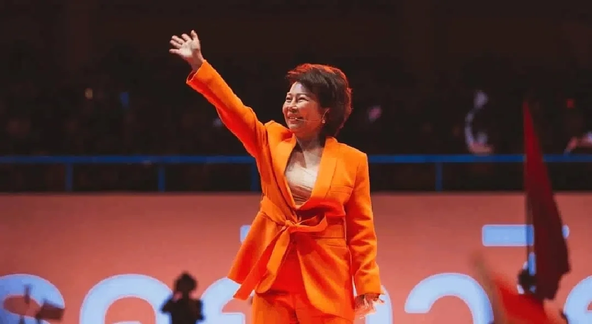 รู้จัก ‘เจี๊ยบ อมรัตน์’  แกนนำแก๊งส้ม ปิดตำนานตัวตึง! ศาลสั่งจำคุก 68 เดือน รอลงอาญา 1 ปี