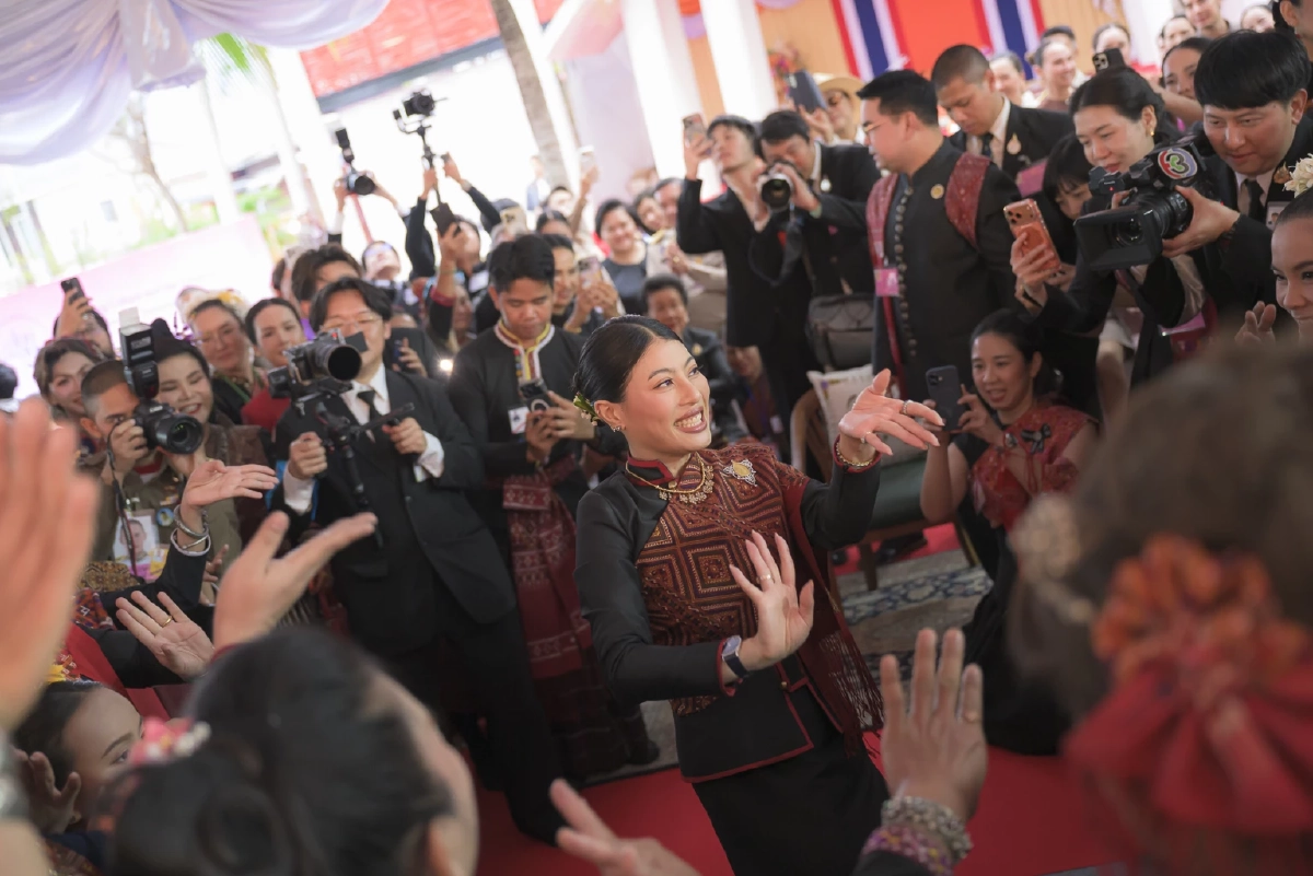 เจ้าฟ้าสิริวัณณวรี เสด็จไปทอดพระเนตร การจัดแสดงผลงานภูมิปัญญาผ้าไทย จ.กาฬสินธุ์