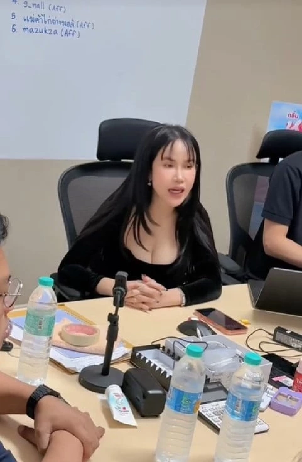 ส่องความแซ่บ "โค้ชส้ม" ตอบดราม่า แต่งตัวเซ็กซี่ เล้าโลม "นาวิน ต้าร์" หรือเปล่า