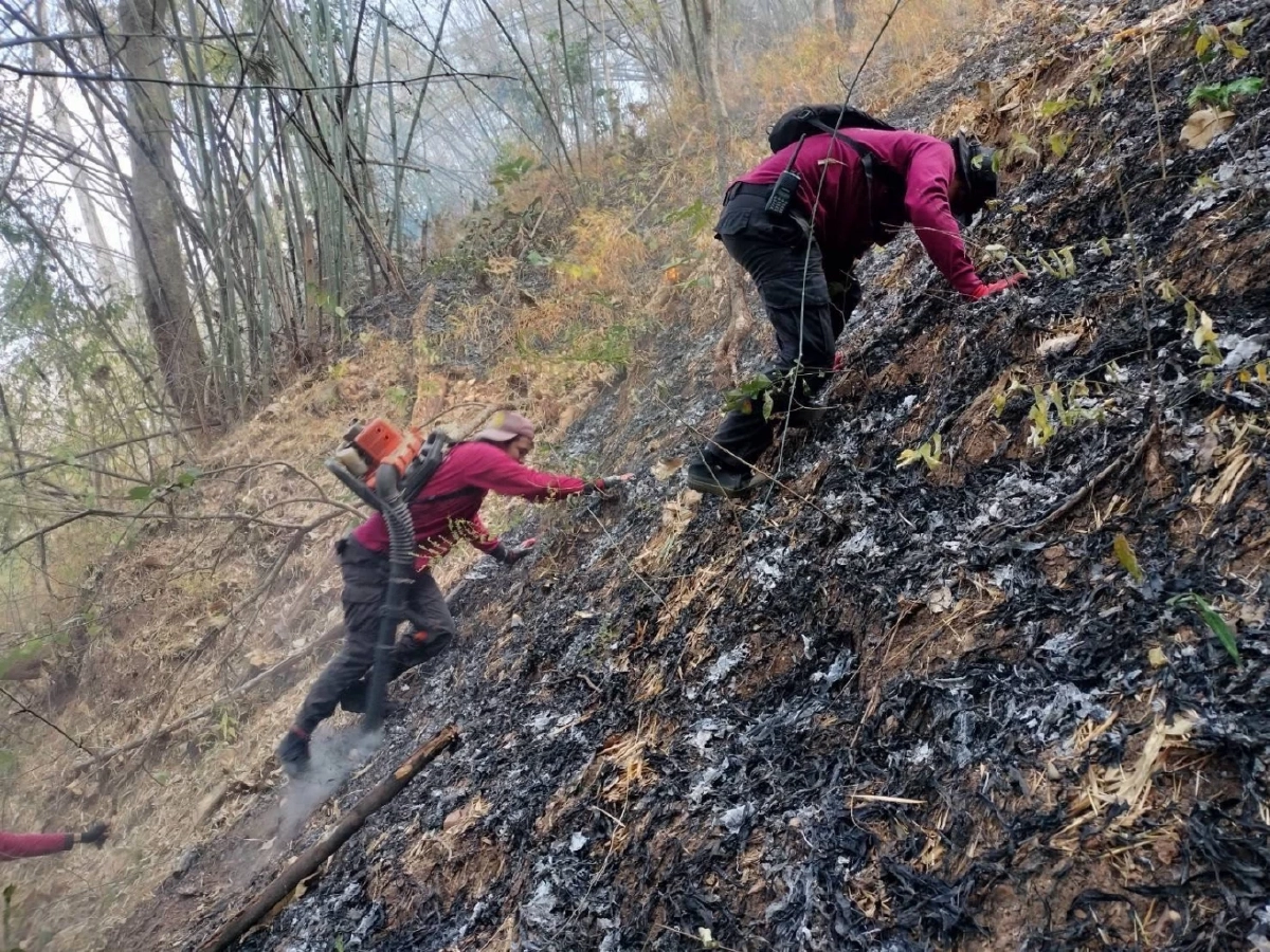 เปิดภาพ "ฮีโร่ดับไฟป่า" ร่างทรุดกลางภูเขาสูงเหนื่อยล้าแต่ใจยังสู้