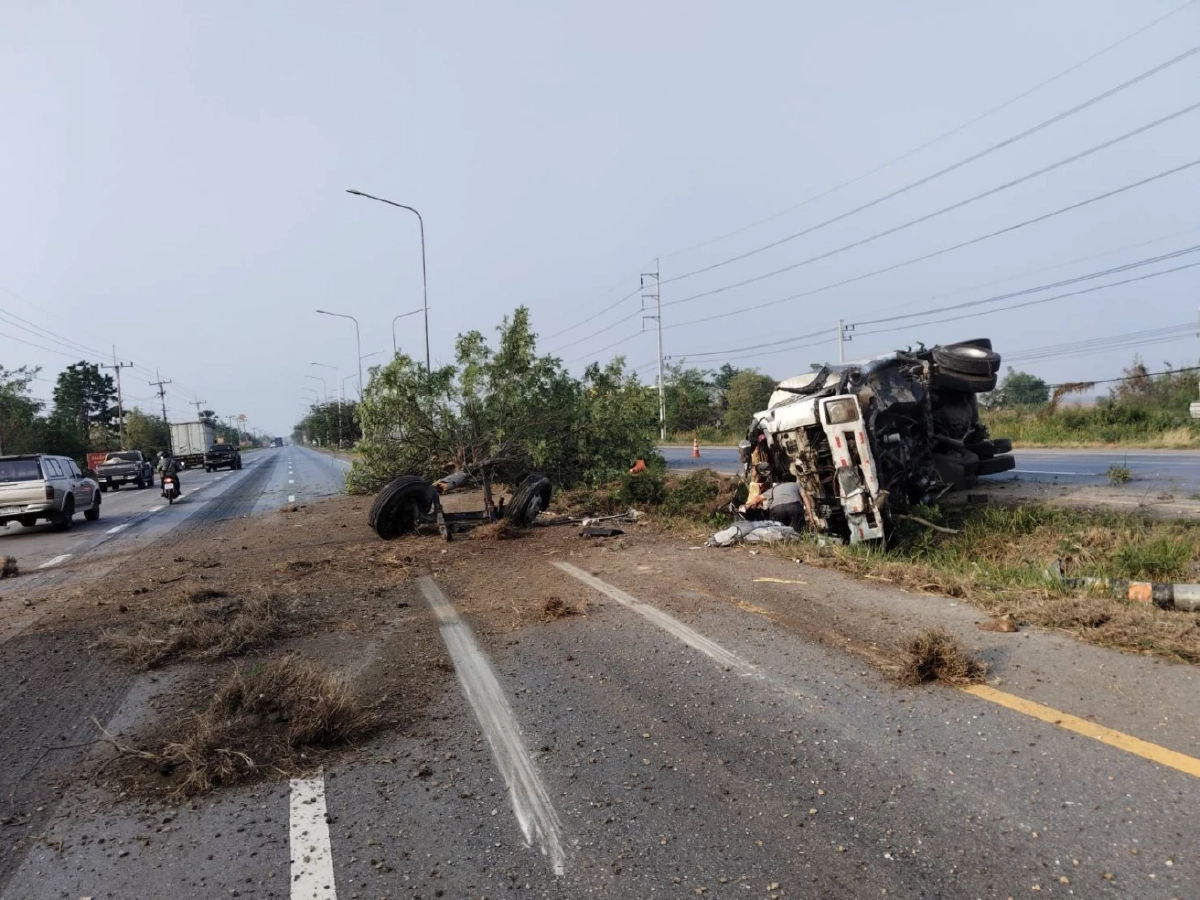 ระทึก! รถบรรทุกน้ำมัน พลิกคว่ำ ดีเซลรั่วไหล บนถนนมิตรภาพ