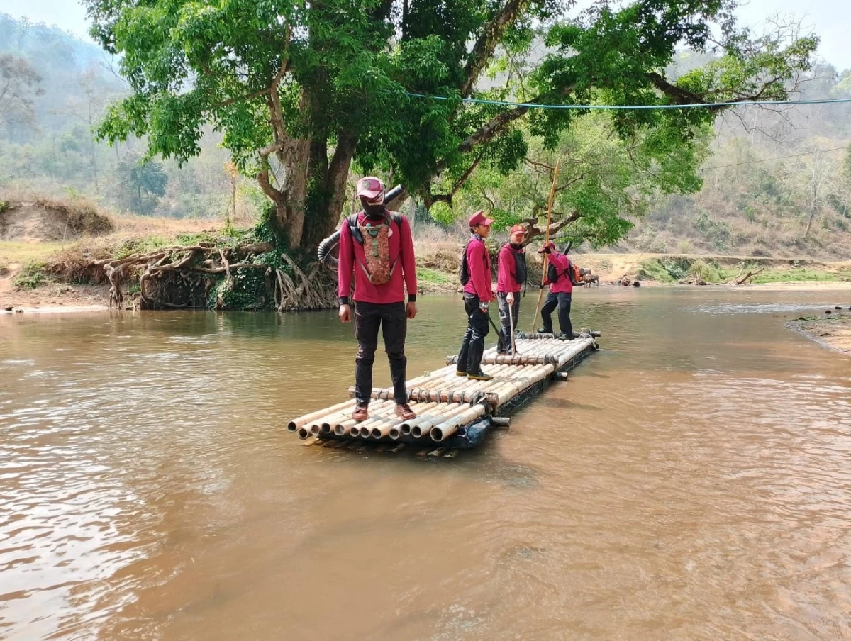 เปิดภาพ "ฮีโร่ดับไฟป่า" ร่างทรุดกลางภูเขาสูงเหนื่อยล้าแต่ใจยังสู้