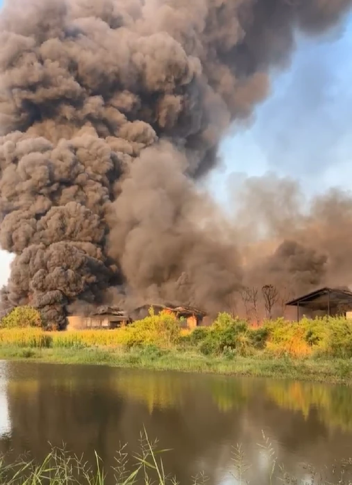 ด่วน! ไฟไหม้โรงงานทินเนอร์ บ้านโพธิ์ ระดม จนท.เข้าระงับเหตุ