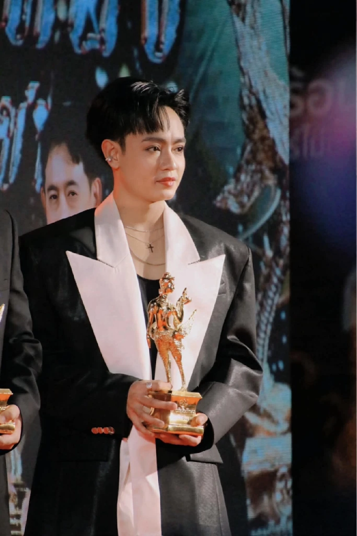 เปิดประวัติ "เบลล์ เอนกลาภ" พระเอกลิเกดัง เส้นทางชีวิต เส้นทางบันเทิง