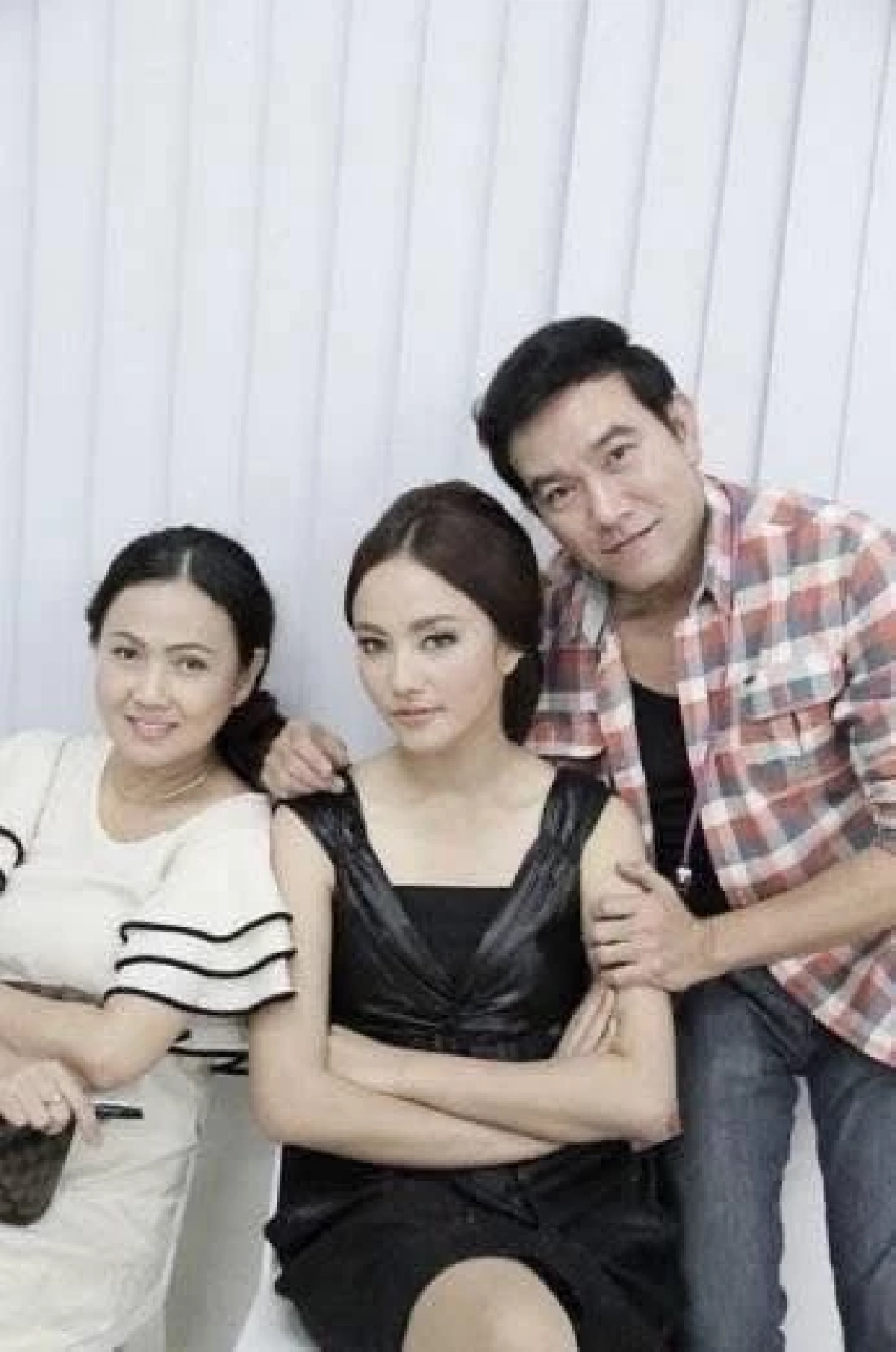 จับตา 'กุญแจซอล' ไร้เงางานศพแม่คืนแรก? ย้อนรอยร้าวเกิดอะไรขึ้นกับครอบครัว