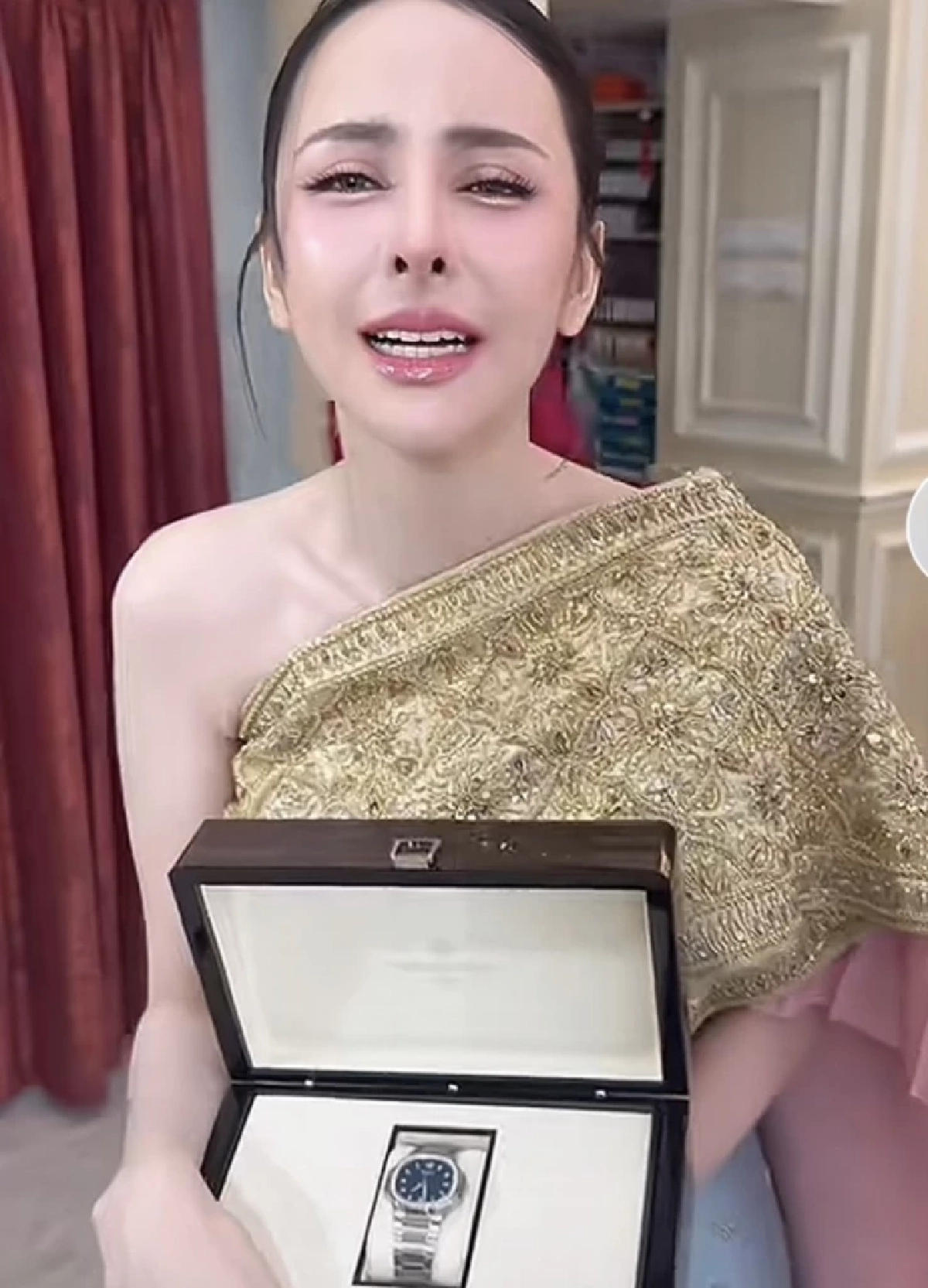 "หนุ่ม กะลา" ฟาดหน้าสั่น! ตอกกลับชาวเน็ตแซะแรง "เอาเงินไปซื้อของให้ลูกบ้าง"