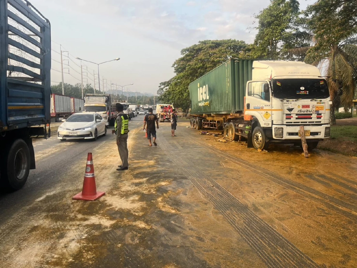 รถบรรทุก ชนท้ายรถจอดข้างทาง น้ำมันปาล์มรั่วไหล เกลื่อนพื้นถนน