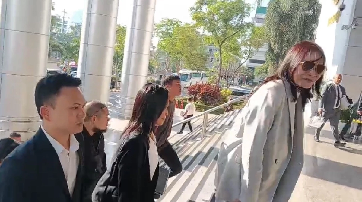 เผยสภาพ "ทนายตั้ม" ขึ้นศาล ซักค้านคดีฉ้อโกงฯ "เจ๊อ้อย" สรุปอัปเดตคดีล่าสุด