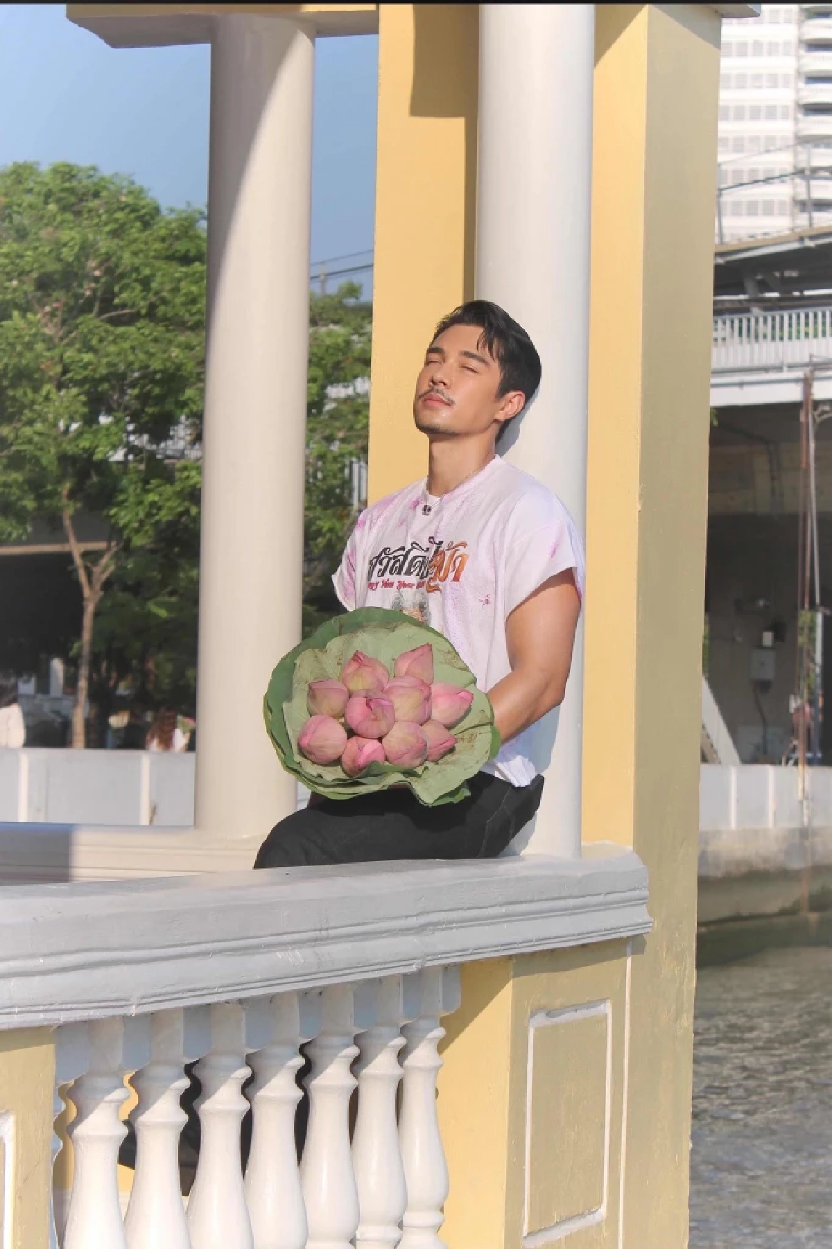 Gen Z ปลุกชีพ "ดอกบัว" สลัดภาพจำหิ้งพระ สู่พร็อพแฟชั่นสุดชิค